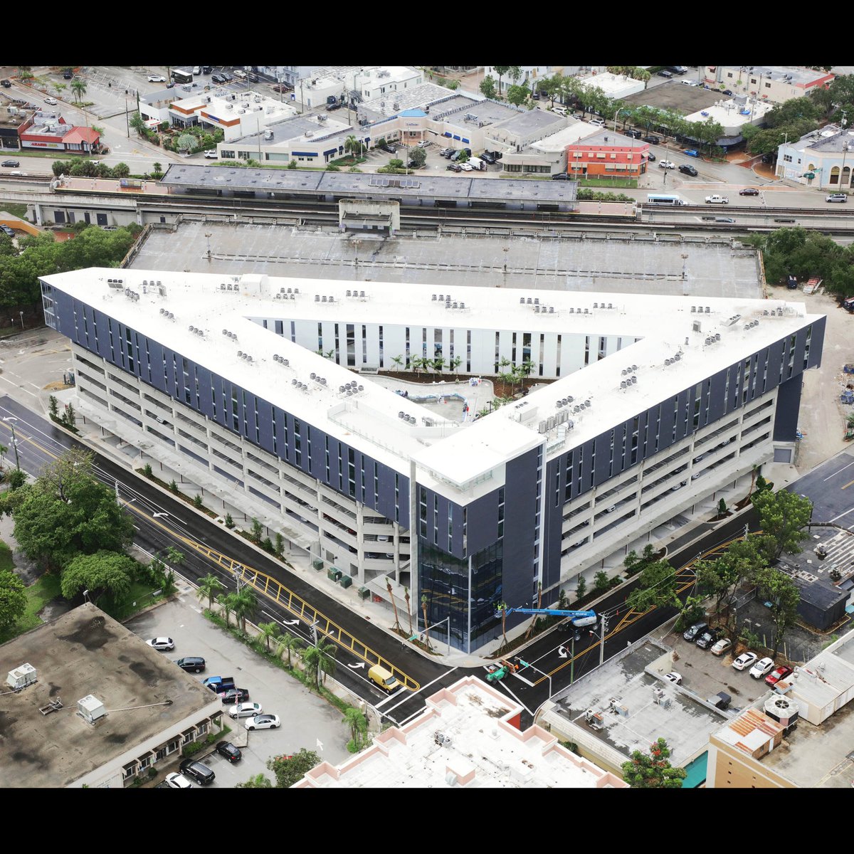UM_SoA's tweet photo. The newest SOMI Student Housing, by Perkins and Will, is located above an existing garage which is adjacent to the South Miami Metrorail Station. This project, directed by Professor Jose Gelabert-Navia, showcases smart strategies for systems and future ready workplace, creating a https://t.co/Y0acMdj50q