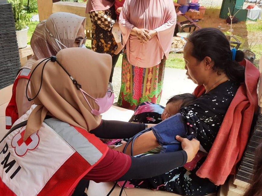 Indonesian Red Cross emergency teams have been evacuating around 500 survivors, helping with first aid and healthcare and providing other relief after devastating landslides and floods smashed into homes in Luwu, South Sulawesi. Thank you volunteers. ❤️👏