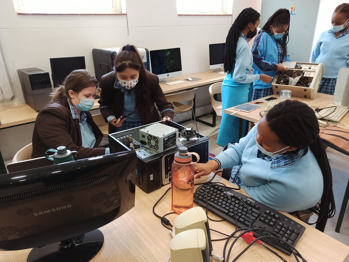 StAndrewsZA's tweet image. Our Grade 10, 11 and 12 CAT students enjoyed exploring the inner components of old computers to see what’s inside! #computerapplicationstechnology