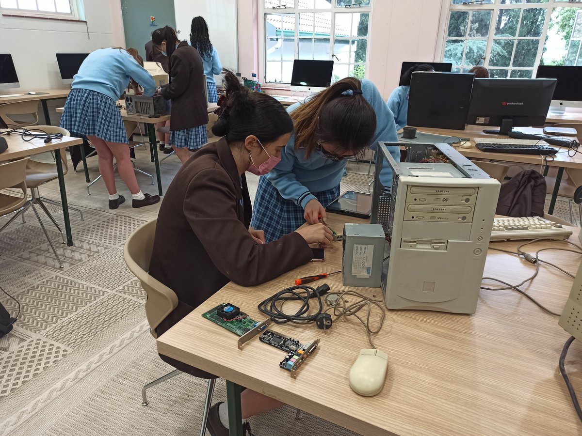 StAndrewsZA's tweet image. Our Grade 10, 11 and 12 CAT students enjoyed exploring the inner components of old computers to see what’s inside! #computerapplicationstechnology