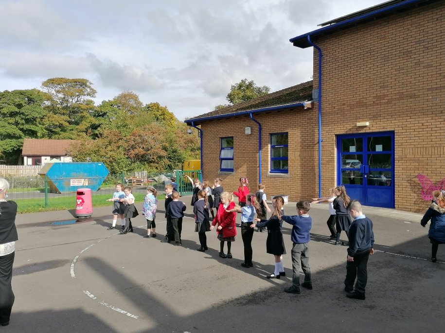 abbeyprimarysch's tweet photo. P3MN were learning about directions and following instructions. They invited Mr Falconer along to show off their knowledge in the playground. #twittertakeovertuesday https://t.co/cTNLms05Fp