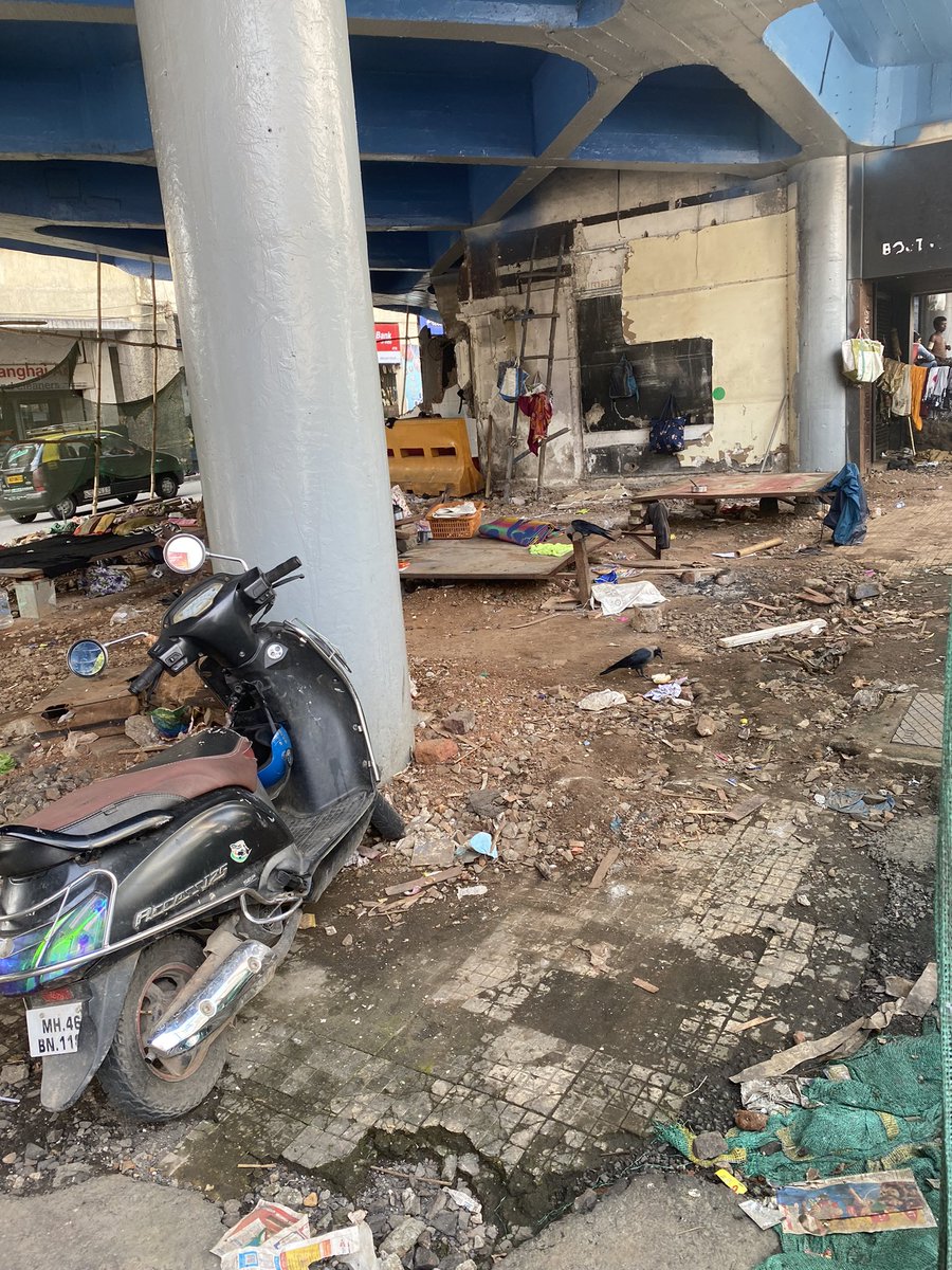 Ashishjalan's tweet image. Current state of the area below #kempscorner #peddarroad flyover is shocking @MCGM_BMC @OfficeofUT @mybmc @mybmcSWM
