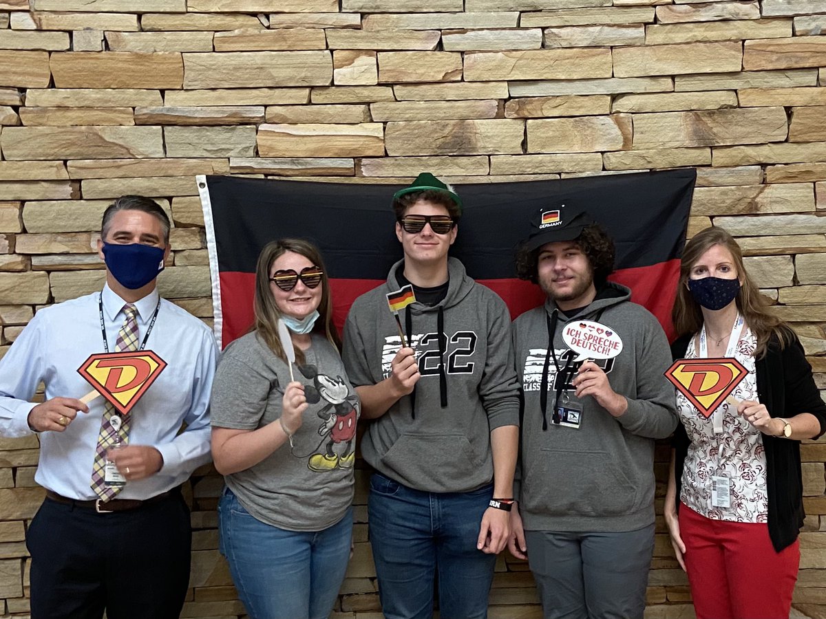 FrauConnelly's tweet photo. Happy German Day @RBHSGators #teachgerman #celebrateRB22 @JacobSmith61 @TheJennaCHowell @TerrenceLHarris @LOWLT @LexingtonOne https://t.co/VNEu1WFHO6