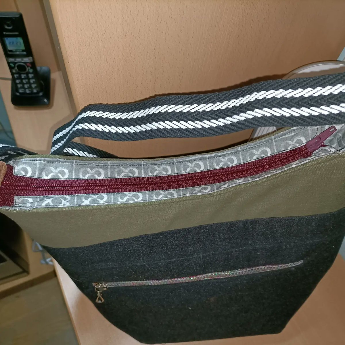 ElHilitodeRosa's tweet photo. Esta es la historia de un bolso y mi madre. Os acordáis que este bolso era para mi.y cuando lo vio mi madre dejo de ser para mí.Pues a mi madre le viene la peluquera a casa y se lo vendió a ella presumiendo de su hija (yo) https://t.co/vKIaGBJy1S