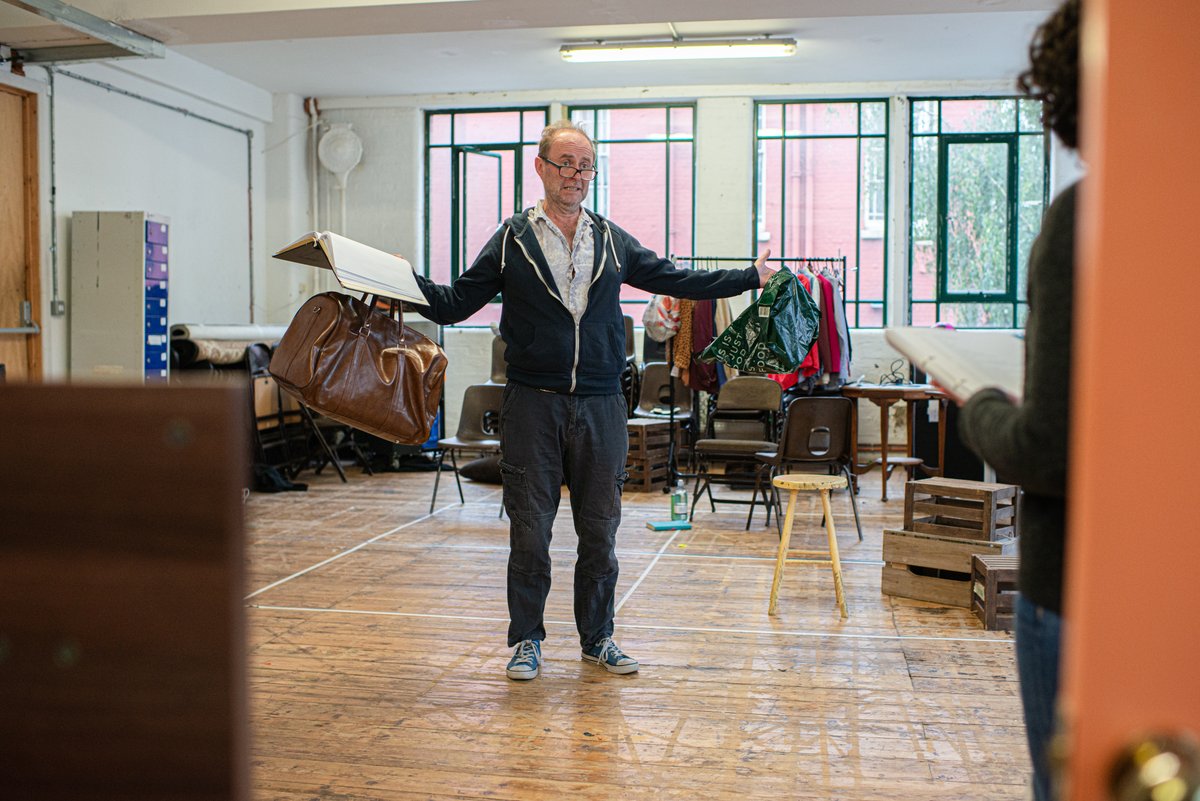 arcolatheatre's tweet photo. Take a first look into the rehearsal room for #BrokenLad 🎤

The world premiere of Robin Hooper's comic and moving play about a family pulled apart by rivalry and fragile masculinity opens at Arcola next week →

https://t.co/85T7zu2TzZ
📷@Photographise https://t.co/pGdGlxkJAS