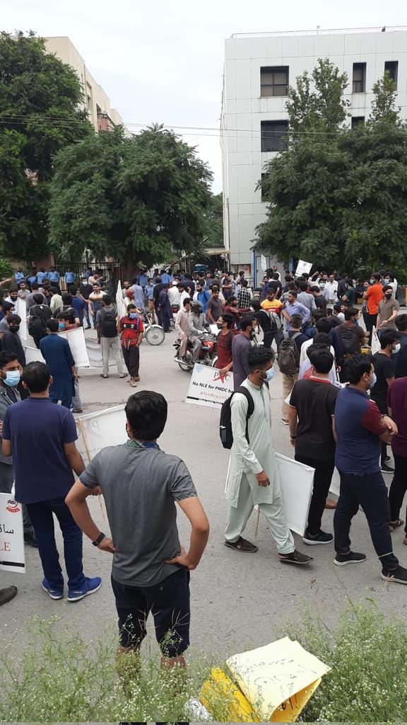 XcryptoBSC_'s tweet photo. Save future of medical community.
#DoctorProtestInISB
Our future is at stake.
We want them to reconduct our test.
Thats it.
#MdcatStudentsWantJustice https://t.co/bvtUJYFExj
