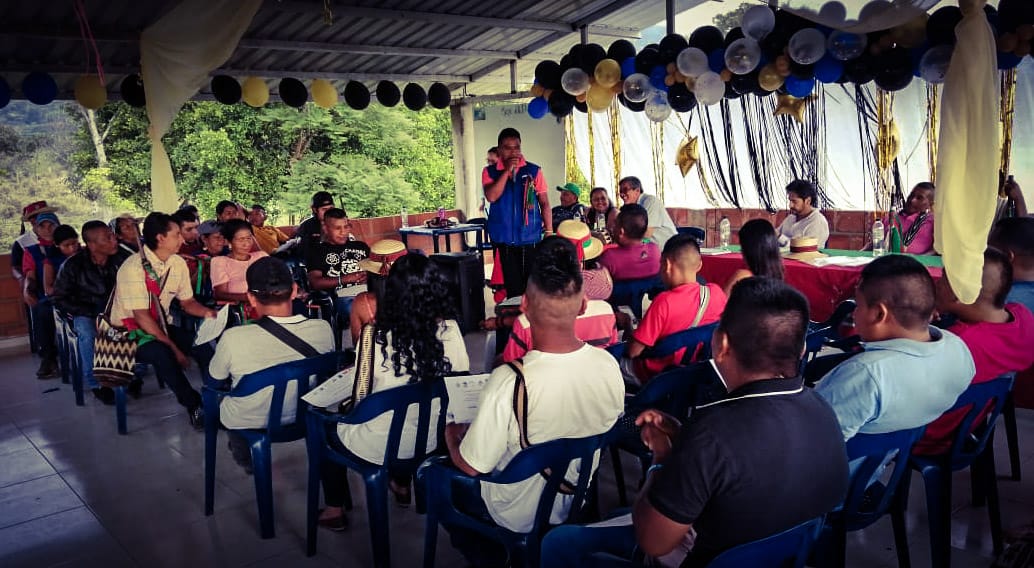 PAXenColombia's tweet photo. 📢#PAXInforma| 49 comuneros del Resguardo Huellas #Caloto se graduaron de diplomado en justicia transicional y relacionamiento interjurisdiccional. Financiado por #PAX, fue posible gracias a la coordinación con autoridades, @ACIN_Cauca, #UAIIN y otros. 

https://t.co/NwrnZQEFHk https://t.co/9noEcFPo8n