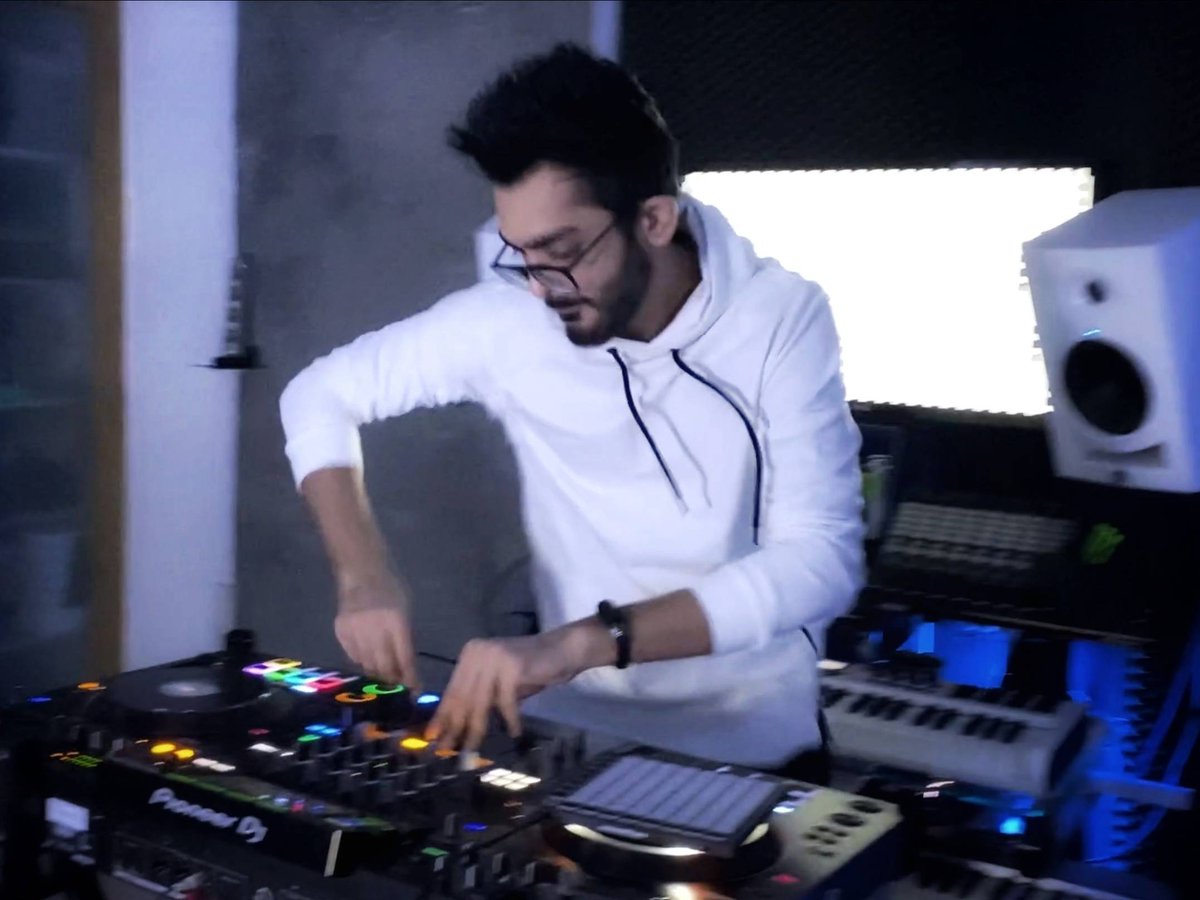 Un-Paid partnership with #Tide 🌪️

#DAWgeek #MusicProducer #Artist #Musician #DJ #PioneerDJ #XDJXZ #LaunchPad #KaliAudio #MonsterEnergyIndia #MonsterUltraIndia #ReelsMusic #YaariApniJaari