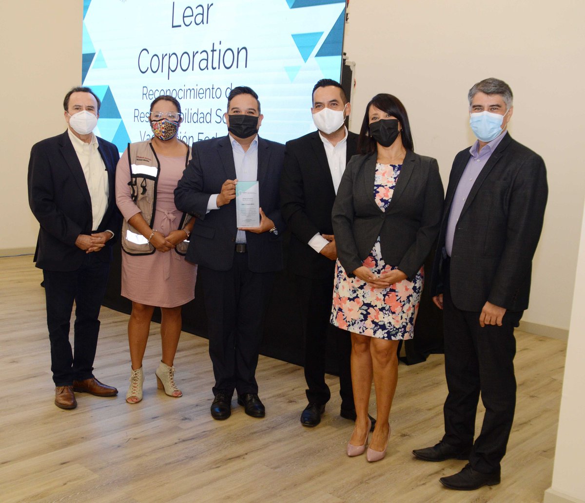 LearCorporation's tweet photo. Our team in Ciudad Juárez was recognized by @AMACCDJ for their contributions to the #Mexico National Vaccination Campaign, helping to administer more than 55,000 vaccines. Congratulations to the team on this honorable recognition. #OneLear https://t.co/AFQVZUYs1H