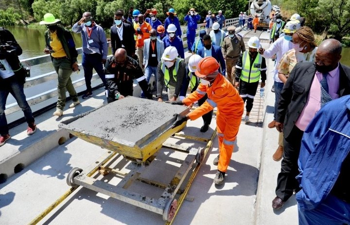 Dotransport's tweet photo. OCTOBER TRANSPORT MONTH: Fixing Transport to Build Better Communities 

I have no doubt that these projects will make a telling difference to the lives and livelihoods of the people of the North-West through their job creation. 

#ShambaSonke 
#OTMSA2021 https://t.co/6BD92K3Qn6