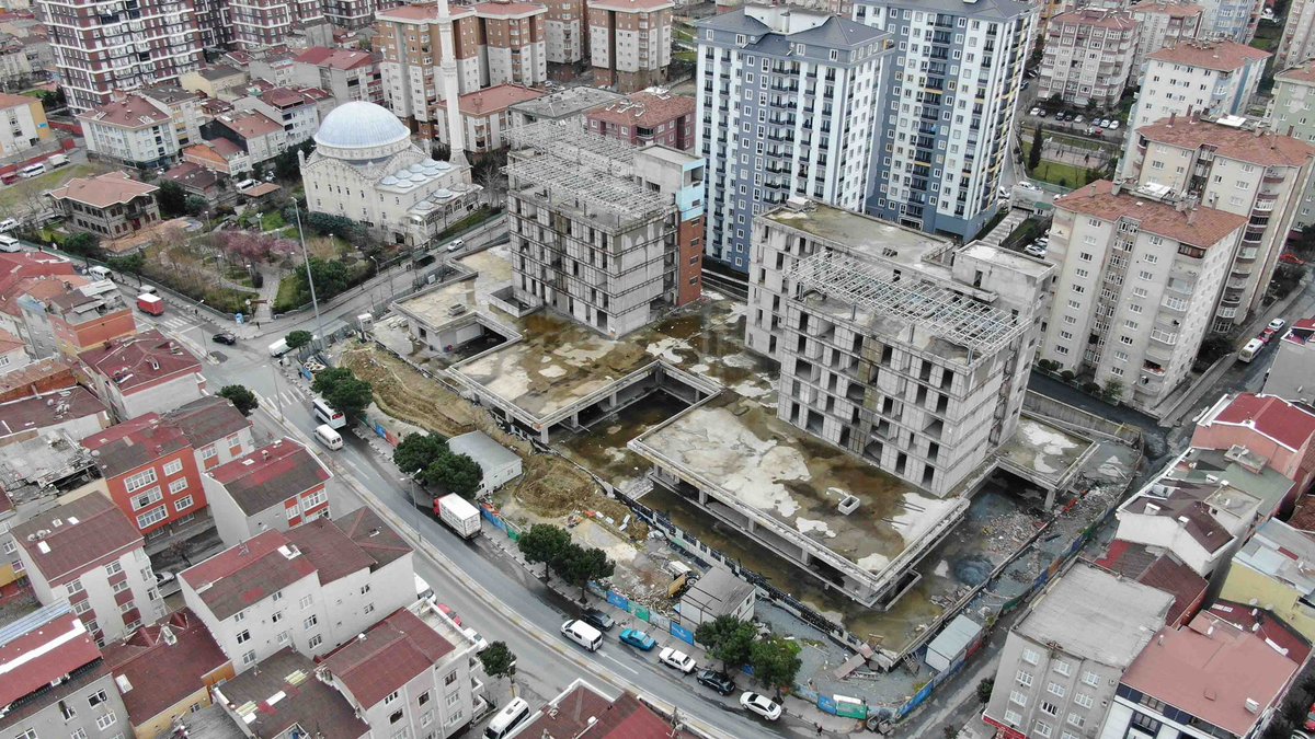 Bağcılar Belediye Başkanı Çağırıcı'dan İBB'ye öğrenci yurdu tepkisi:

"2018’de başlayan 344 kişi kapasiteli öğrenci yurduna 2,5 yıldır çivi çakılmadı. Eser çürümeye terk edildi. 'Bana devredin' diyorum devretmiyorlar. Devretsinler 6 ayda bitiririm.”