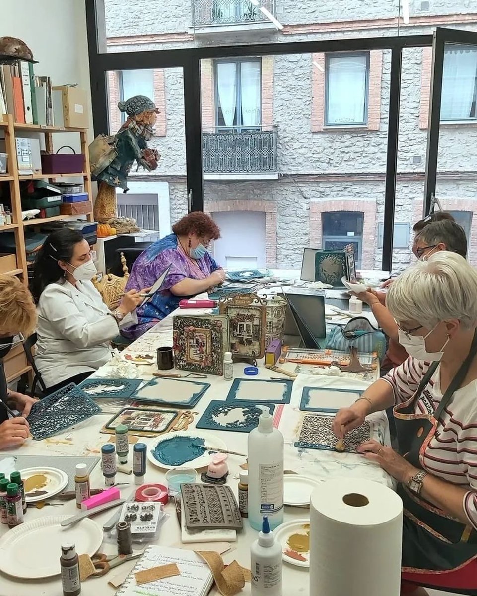 KreativaArtis's tweet photo. Que bien sienta volver casi casi a la normalidad. Fantástico curso y alumnas de este sábado en el taller que hemos realizado de la mano de @ladeybloom y @ciaobellapaper.Gracias por acompañarnos,ha sido un placer.#ciaobellapaper #ladybloom #ladeybloom #comerciolocal #manualidades https://t.co/OaHpcF6bsy