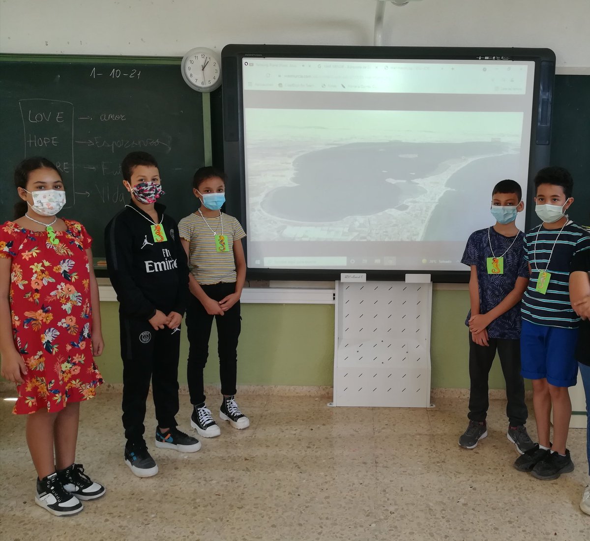AngelaSaura13's tweet photo. Me encanta transmitir la belleza de nuestro paraíso y las ganas de luchar por el futuro del mismo con HOPE AND LOVE! En @RosalesColegio #future #englishclass #sosmarmenor https://t.co/tT7yYN0cmW