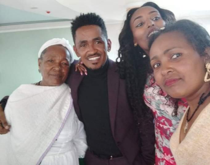 NBaayisaa's tweet photo. Guyya#197

Ani Oromoof Qaalii dha!
Seenaa Rirmi Hin Nyaatu!
Nafxanyaan Kalleessas Har'aas Boruus Diinaa Keenya!
Ifa nu baasuuf jecha kan taatan aarsaa nurraa GALAATOMAA!
Atumtii Galatoomi Hacee koo!

#JusticeForHacaaluuHundeessa https://t.co/vKJqk317jf