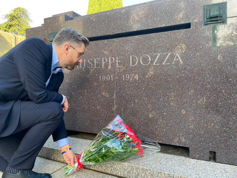 matteolepore's tweet image. Di prima mattina alla Certosa sulla tomba di Giuseppe Dozza, il grande Sindaco della Liberazione, dove ho lasciato dei garofani rossi.

Questo luogo ospita i nostri affetti più cari e privati. Da qui nasce il nostro futuro, gonfio di amore e di impegno.

Per servire la città.