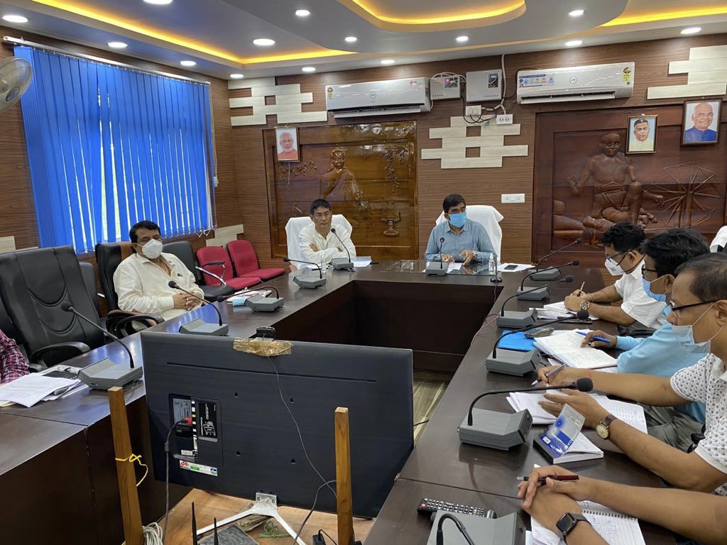 PradanBaruah's tweet photo. Chaired a meeting with #DCLakhimpur, #ADC and officials of #FCI &amp; #NACOF Lakhimpur regarding procurement of Paddy from the genuine farmers &amp; remunerative prices to the farmers of the district.

@CMOfficeAssam
@DiproLakhimpur https://t.co/wOwnP44H6n