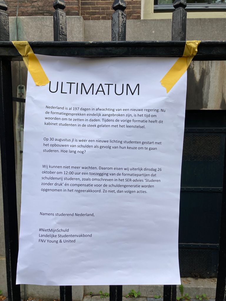 Vandaag stellen we ultimatum aan formerende partijen: op 26-10 om 12u moeten schuldenvrij studeren én compensatie zijn toegezegd, anders volgen acties. De #Formatie duurt nu 202 dagen. Onze studieschuld stijgt. #NietMijnSchuld <a href="/WBHoekstra/">Wopke Hoekstra</a> <a href="/SigridKaag/">Sigrid Kaag</a> <a href="/gertjansegers/">Gert-Jan Segers</a> <a href="/markrutte_/">Mark Rutte</a>