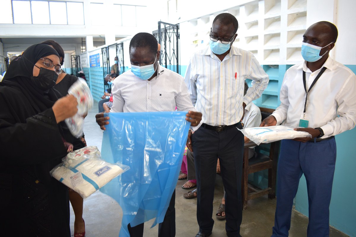 cfkafrica's tweet image. #CFK hands over donations of #Masks, #PPEkits &amp;amp;  a #CentralPatientmonitor all costing Ksh 3.25M to #TudorSub-Countyhospital. 

These will go a long way in helping the hospital to treat Covid-19 and critical care patients.

#mombasacounty
#breakingboundaries
#primaryhealthcare