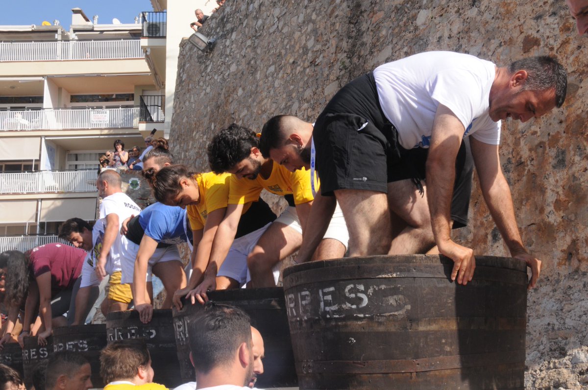 AjSitges's tweet photo. #Sitges celebra la 60a Festa de la Verema.
👉Mostra de Vins: divendres tarda, dissabte i diumenge.
📅Dissabte 9
👉11 h: Premsat del primer most. Plaça del Baluard.
👉19 h: Pregó a càrrec de @lluciaferrer. Plaça de l’Ajuntament.
👉https://t.co/DTZpefn7wx https://t.co/rbDce36cLj