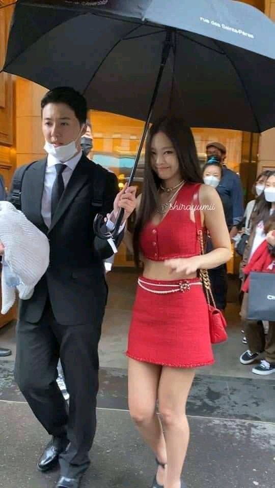 Baemon_Joseong's tweet photo. INTRODUCING HER.❤

JENNIE FACE OF CHANEL
#JENNIE
#JENNIEChanelPFW 
#JennieCHANEL https://t.co/7x8ArOBsOC