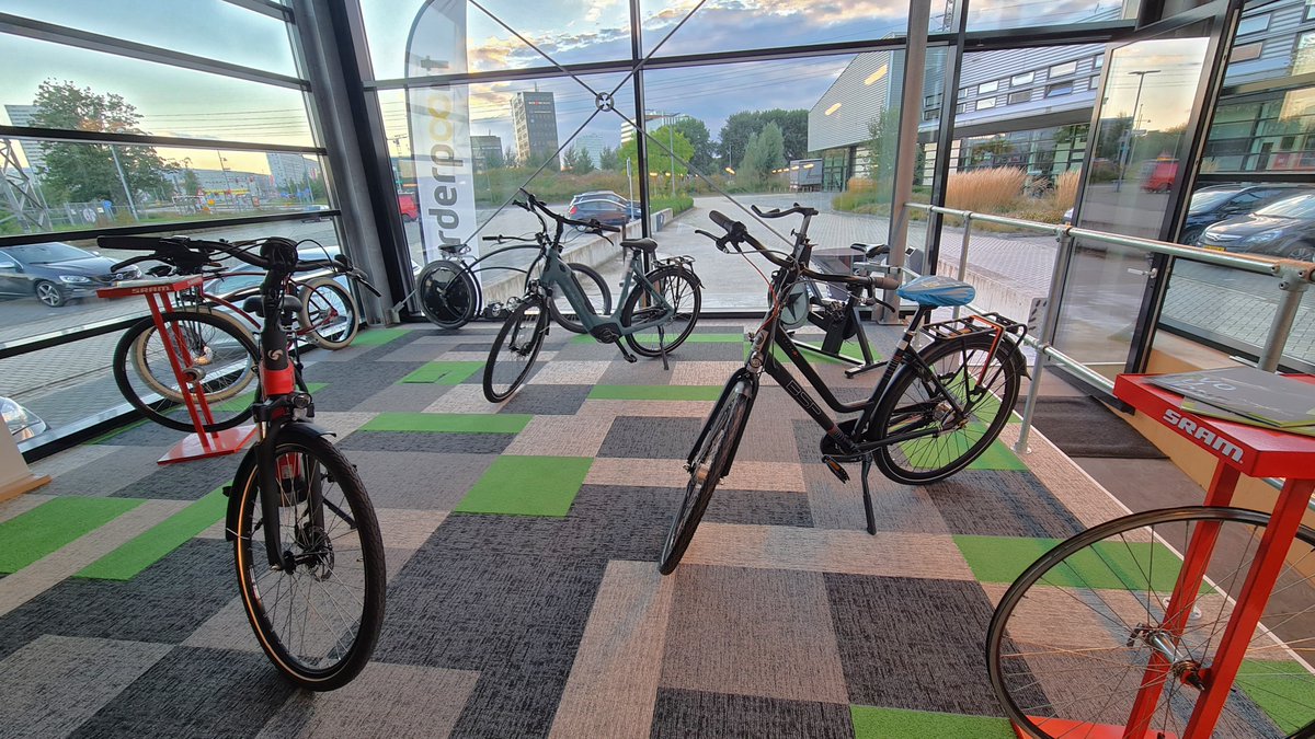 Op maandag 4 oktober opende Noorderpoort officieel het Praktijkcentrum voor Fietstechniek aan de Bornholmstraat in Groningen. Een moderne leerplek, voorzien van alles wat nodig is om de fietstechnici van de toekomst op te leiden. #fietstechniek #automotive #noorderpoort