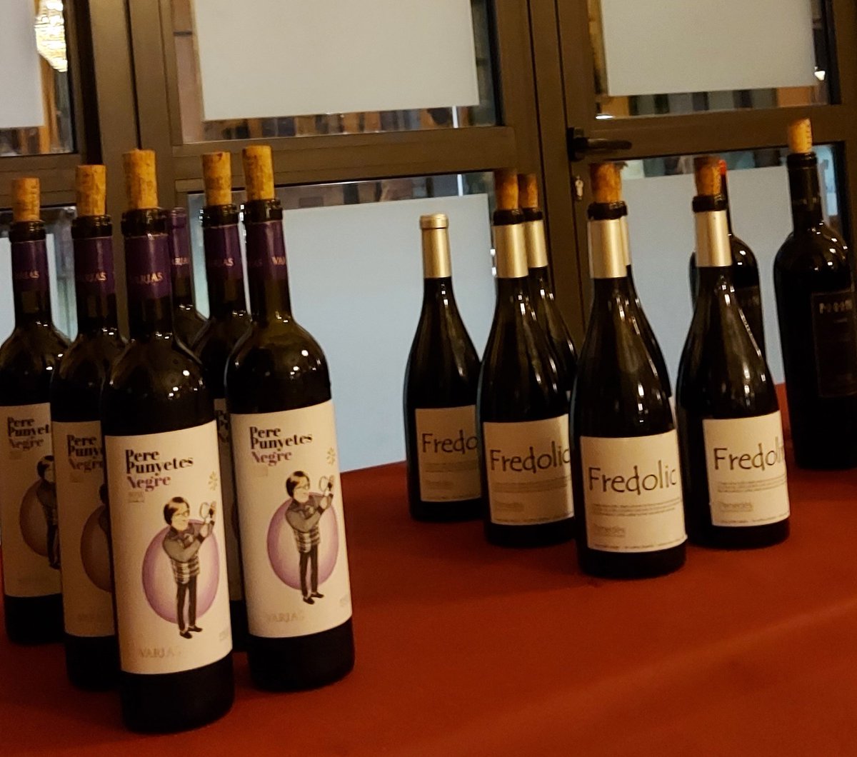 xavifono's tweet photo. Seguim amb la #FestaRoser a #Martorell, ahir al vespre amb els #RACONSdelVIMART al Café del Progrès vam gaudir d’un tast de vins negres. Molt interessant la descoberta de vins que s’elaboren a la DO Penedès. https://t.co/nnfOXPoFwL