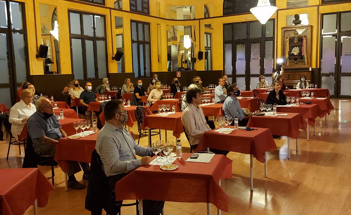 xavifono's tweet photo. Seguim amb la #FestaRoser a #Martorell, ahir al vespre amb els #RACONSdelVIMART al Café del Progrès vam gaudir d’un tast de vins negres. Molt interessant la descoberta de vins que s’elaboren a la DO Penedès. https://t.co/nnfOXPoFwL