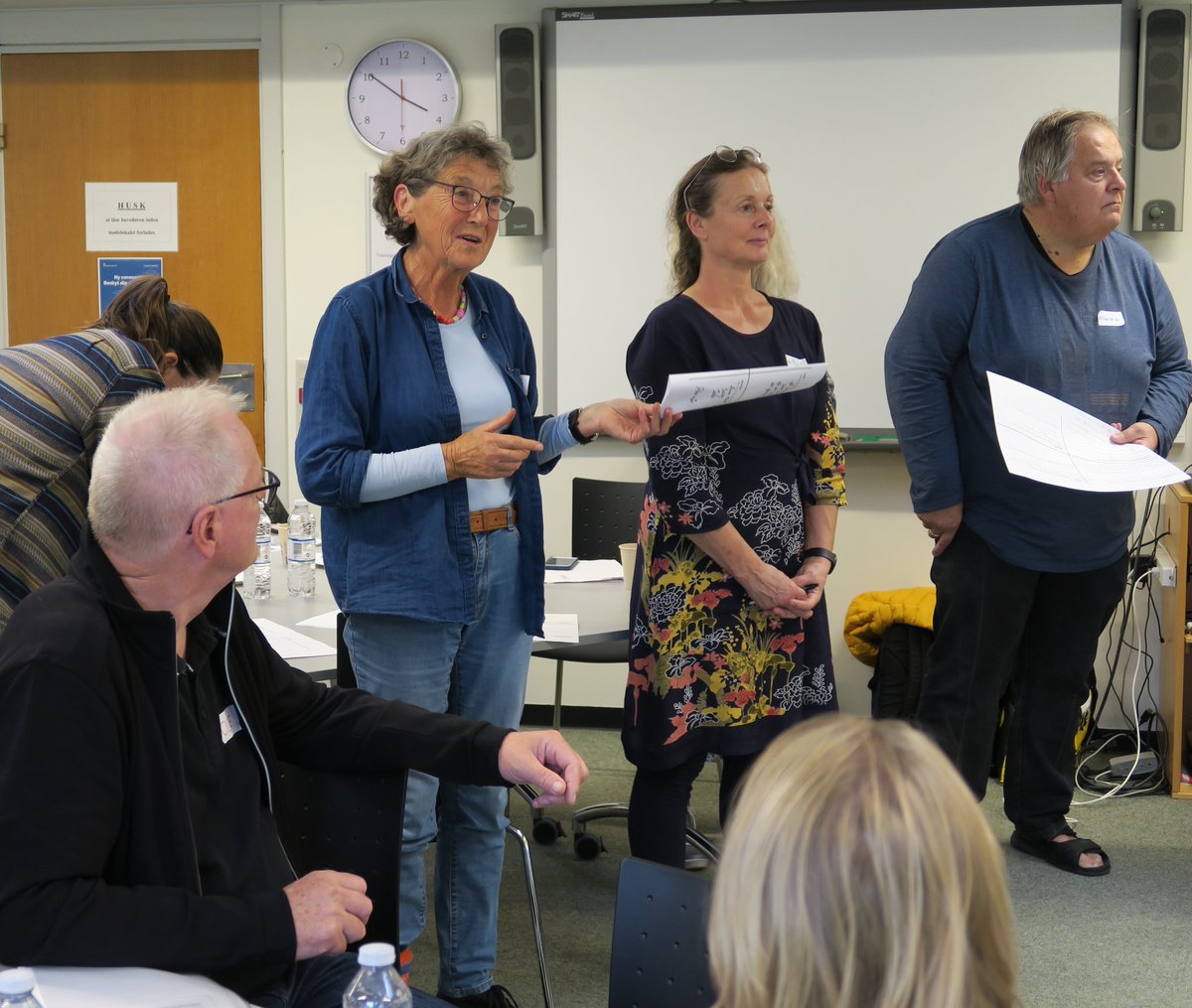 rsyddanmark's tweet image. Budgetaftale 2022: Borgerinddragelsen i Region Syddanmark styrkes yderligere med 1,2 mio. kr. 
Det kunne f.eks. være i form af borgermøder som cafémødet 3. oktober i år, der samlede mere end 60 borgere og politikere til drøftelse af det sunde liv på Ærø #rsyd #borgerinddragelse