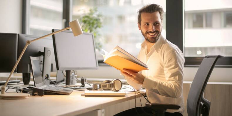 BueeEmma's tweet photo. #QVT | Au #travail, comment remettre l'humain au centre ? 🧐

La phrase est dans l’air du temps. Mais, derrière les belles paroles affichées, comment réellement "remettre l’#humain au centre" ? 🎯

La réponse dans cet article de Capital Magazine 👉 https://t.co/Ijkaqa0gfy https://t.co/vRBuaakKNf