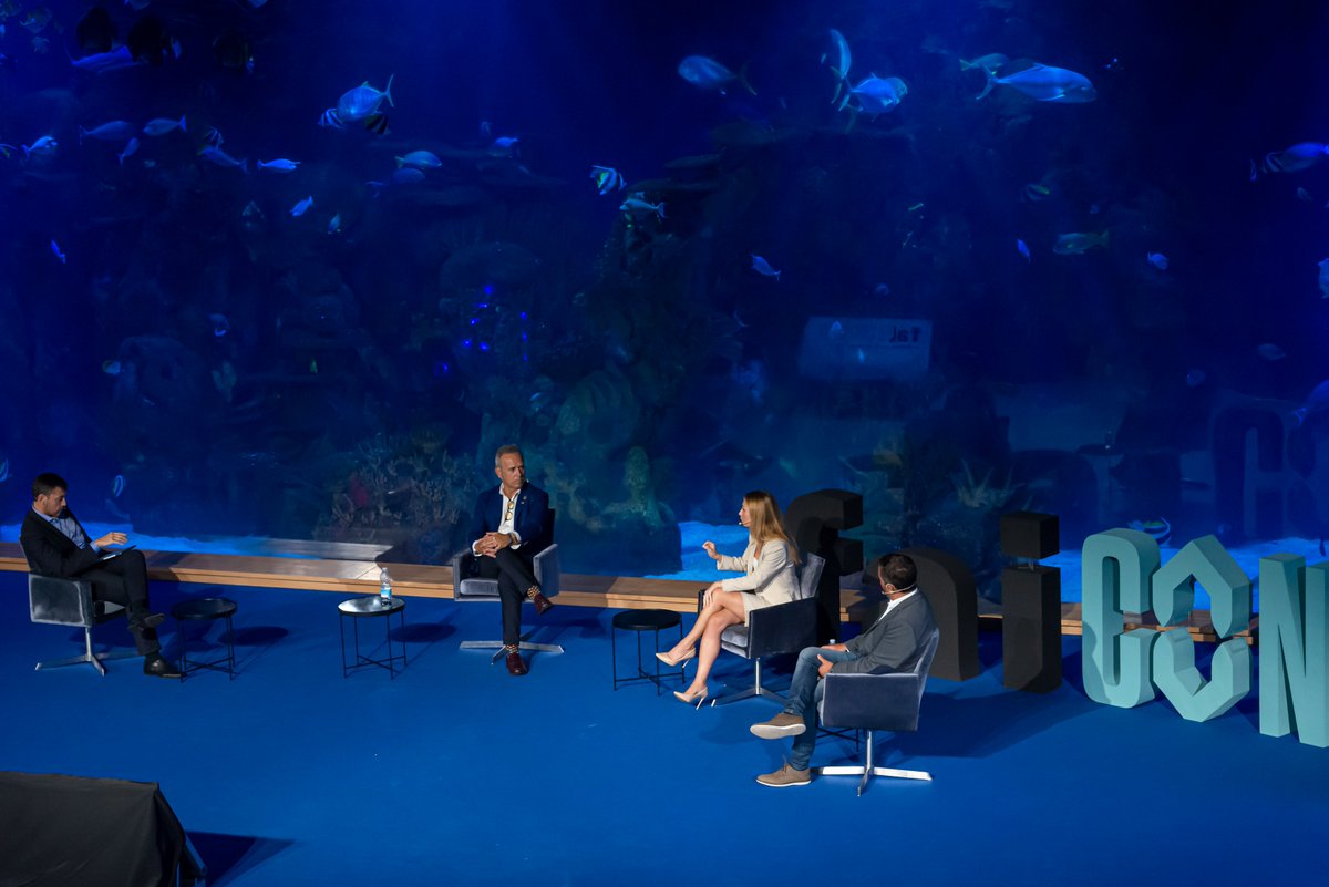 MariaMatos_MM's tweet photo. Aunque lo parezca, no estábamos debajo del agua🤿💦

Se trata del maravilloso enclave del @Oceanografic_vl donde #FaiConecta2021 de @faiinmo, celebró la mesa redonda en la que junto a @jmalfaroj y @CRSespana intentamos trasladar las buenas previsiones sobre el #futuro del sector. https://t.co/5563LvSaWS