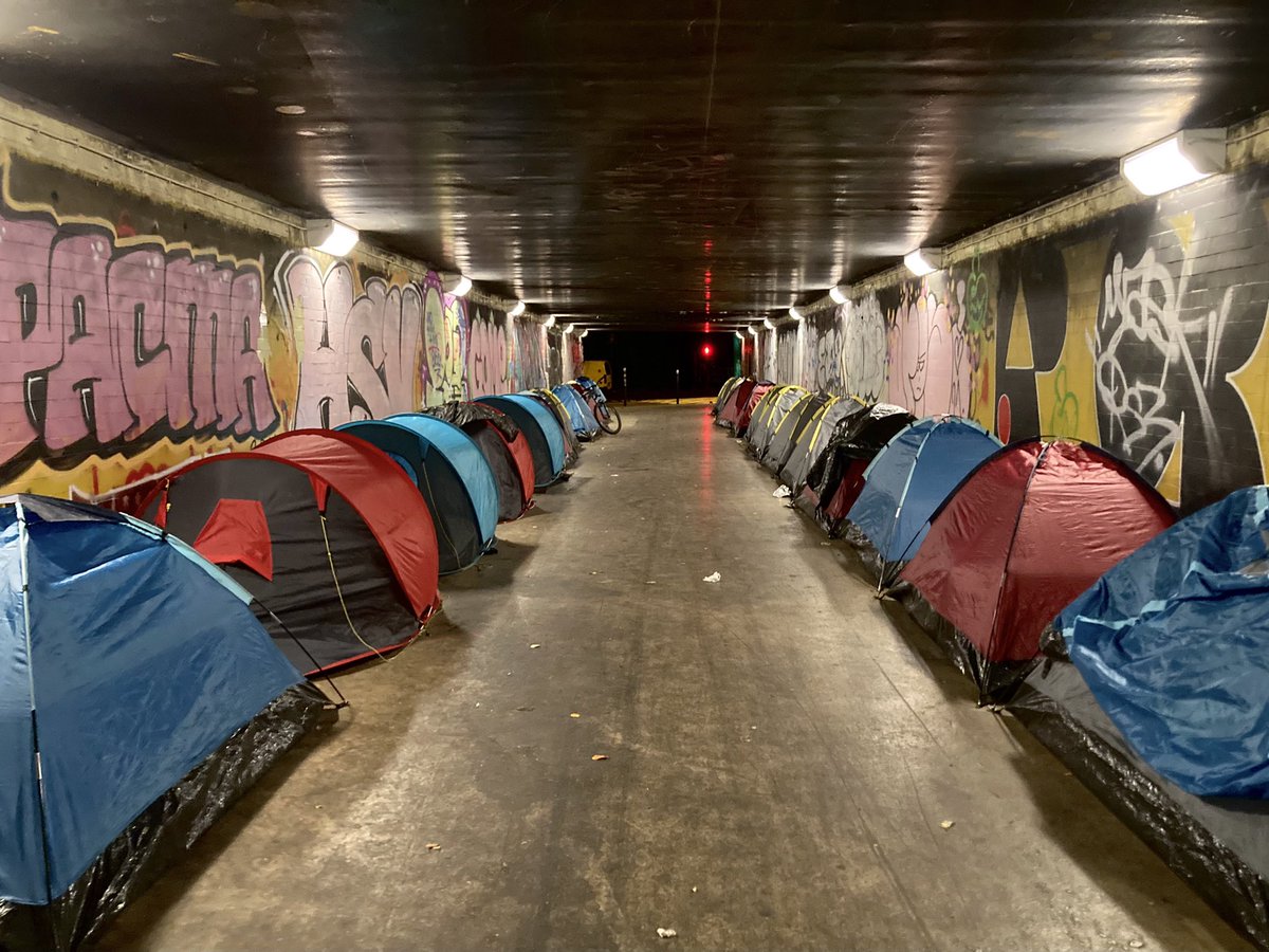 Utopia_56's tweet photo. Cette nuit, une trentaine de jeunes arrivés sans leurs parents en France, certains d'à peine 16 ans, ont dormi sous un pont du 19e arrondissement de Paris. Certains vont à l’école ce matin. https://t.co/Rgxz93xB3L