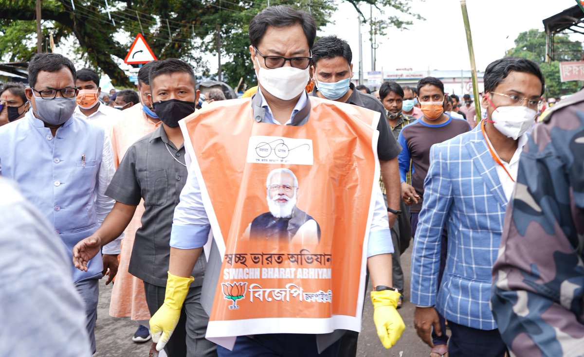 KirenRijiju's tweet photo. Reached Jalpaiguri in West Bengal for #SevaAurSamarpanAbhiyaan
To promote #SwachhBharat mission, I joined @BJP4Bengal karyakartas at Station Bazaar, Jalpaiguri along with local MP @JayantaRoyJPG Ji https://t.co/jZok1nOfK5