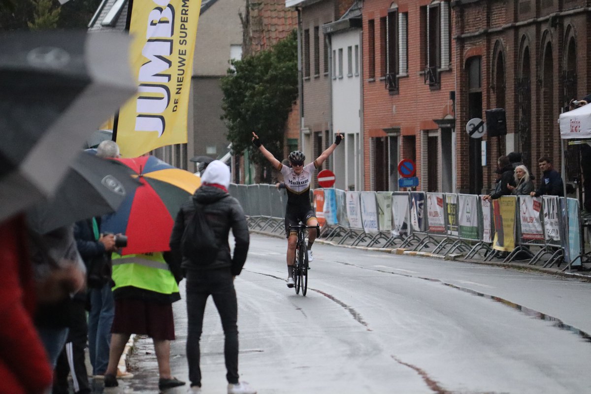 FietsenCasper's tweet photo. Ook afgelopen weekend wist @AnnSophieDuyck te winnen op haar Giant TCR Advanced, ditmaal te Berlare! 🏆💐

@giantbenelux 

#RideGiant #gianttcradvanced

📸: Geert Duyck https://t.co/8Uw52AA6fK