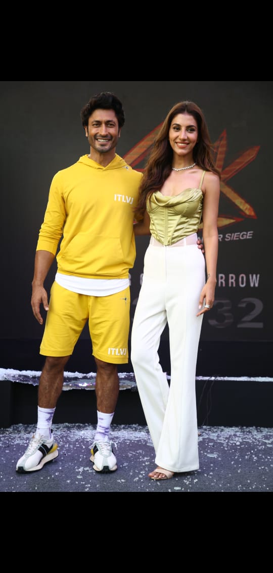 taran_adarsh's tweet photo. VIDYUT &amp; VIPUL ARE BACK: 'SANAK' TRAILER UNVEILS... Trailer of #Sanak, featuring #VidyutJammwal and #RukminiMaitra... Directed by #KanishkVarma... Produced by #VipulAmrutlalShah and #Zee Studios... Premieres 15 Oct 2021 on #DisneyPlusHotstarMultiplex
https://t.co/j3EAG5Uzxx https://t.co/787kmNYrqf