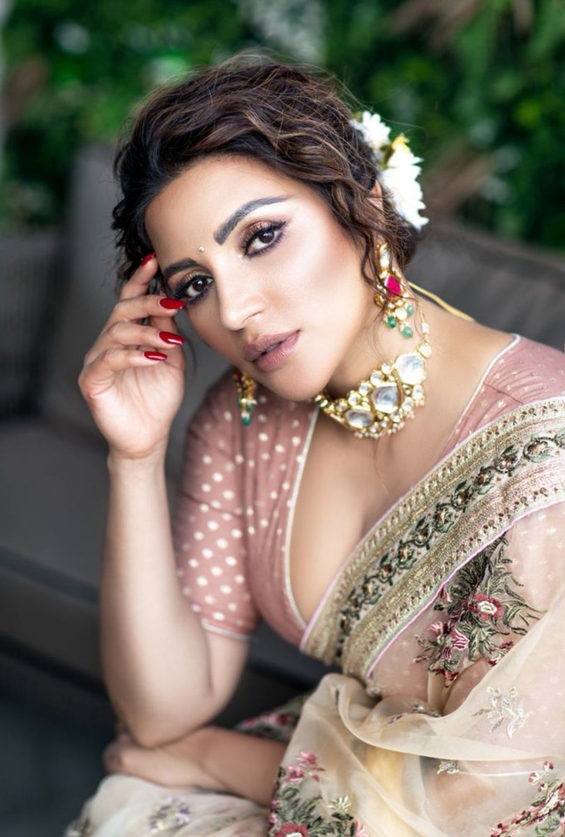 shamasikander's tweet photo. Zindagi ki daud mein ek tum hi fursat mein ho, Saalon pehle jaisa dekha tha, aaj bhi bilkul waise hi ho....
.
.
.
📸 Photographer:- #sameerbelvalkar
Stylist:- #nakhrevakhre
Jr Stylist:- #styledby_khushboorajoriya
Make Up:- #swatidedhia_makeup
Hair:- #hairbyrajabali https://t.co/lQByaN6KR9