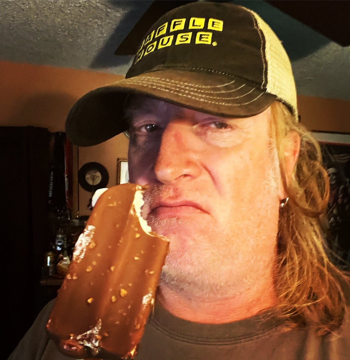 realizzypresley's tweet photo. Will one more ice cream bar ease the pain of dealing with a flat tire in the rain?  #munsoned

Alternate Caption - I got ice cream but I ain’t got you. https://t.co/1TdwI9Egb8
