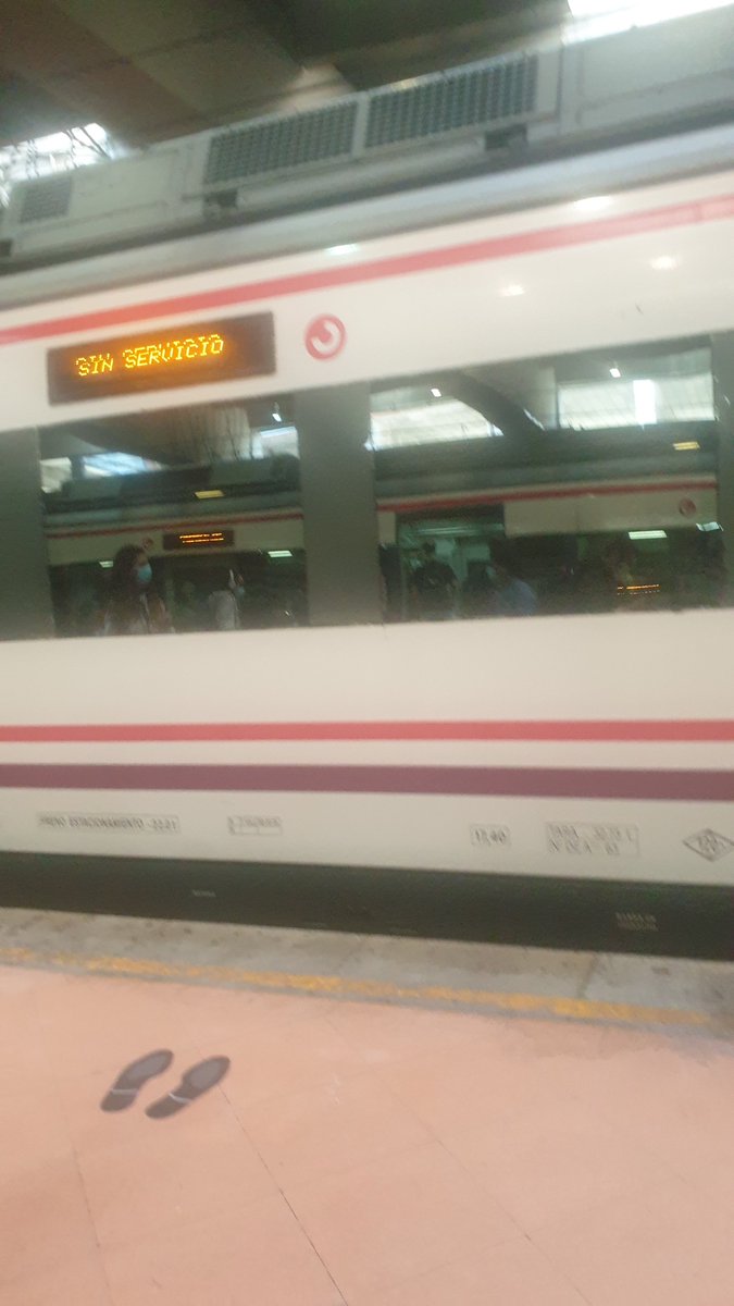 AlmuWild's tweet photo. @CercaniasMadrid @AndreaN77655283 @consumoresponde ACUMULACIÓN? juzgad vosotros mismos. Las vías llenas de trenes parados sin viajeros, sin maquinistas, "sin servicio", totalmente apagados. https://t.co/IbfW0lZ5hb