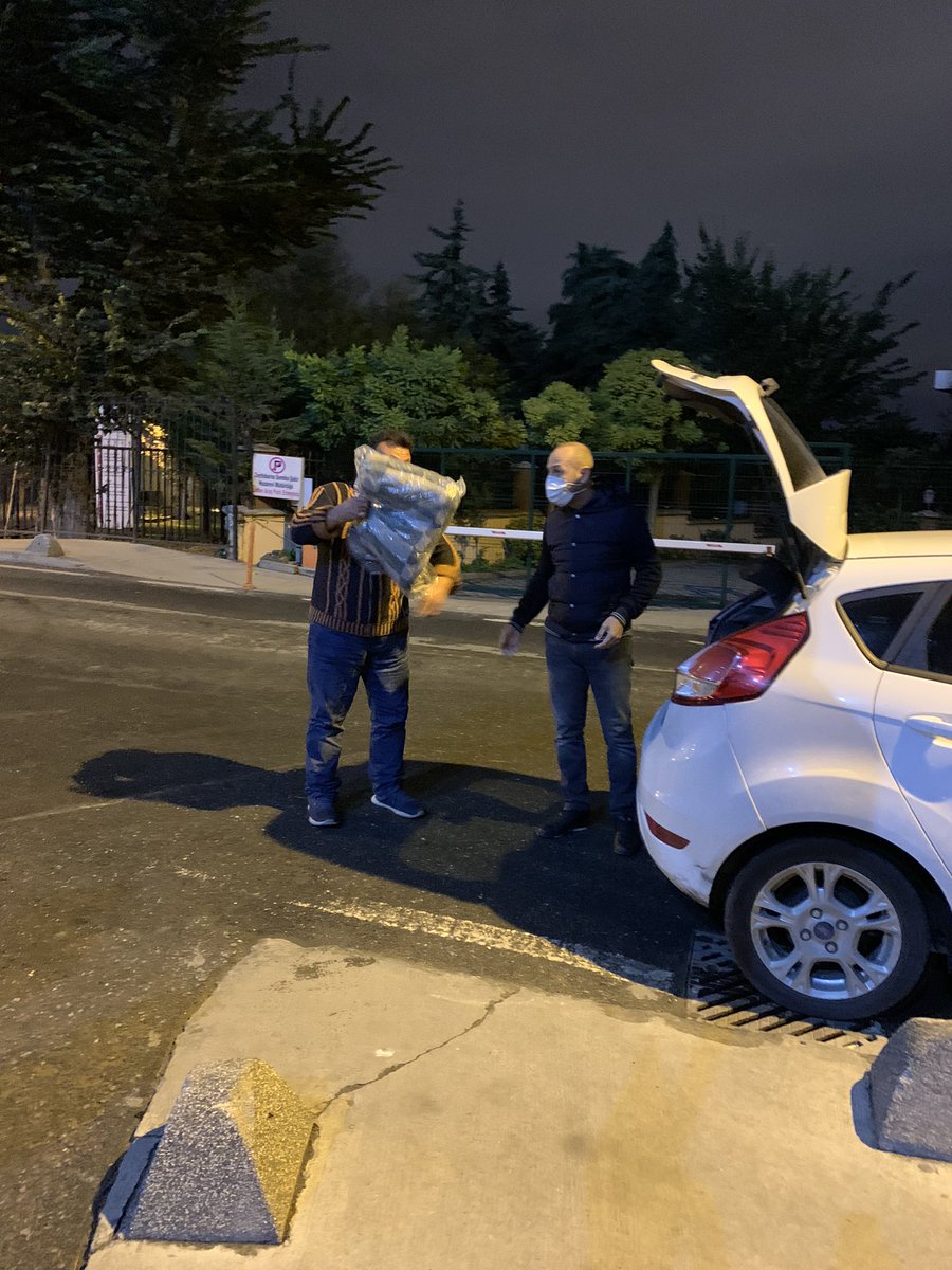 cuneytcukur_'s tweet photo. Evsiz komşularımızın Kışlık kıyafet ve battaniye ihtiyaçlarını karşıladık Allah’ın izniyle. #İstanbulMuhtarları https://t.co/7ixtBrmZRe