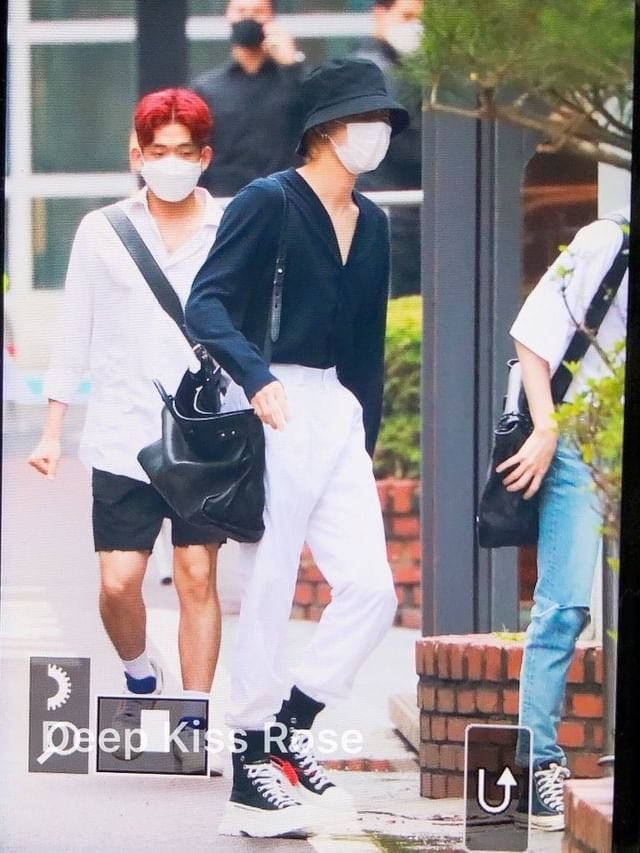 dhdlddhdld6's tweet photo. #투바투연준
#TXT
이거 ㅌㅂㅌ연준 맞아..?
나 오늘 1미터 거리에서 어떤 존잘남이 지나가길래 
눈 마주쳤는데 그냥 ㄹㅇ  연준이였음
그냥 개 똑같아 
집에와서 사복패션 찾아봤는데 평소에 입는 스타일하고도 비슷하길래...  
아니면 바로 지울게.. https://t.co/VfHD3tYKYj