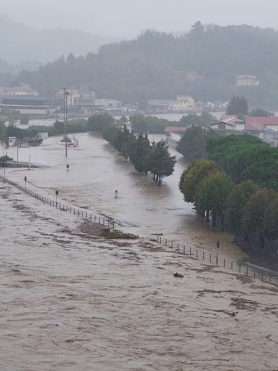 meteo60's tweet photo. De très importantes #inondations ont également concerné le Nord-Ouest de l'#Italie en journée d'hier, notamment l'arrière-pays de la région de #Savone où de nombreux cours d'eau sont sortis de leur lit suite à des cumuls de pluie exceptionnels. 
Images : Centro Meteo Piemonte https://t.co/fok9UXUsVc