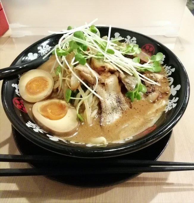 晩ごはんは味噌ラーメン。餃子は未だか。 