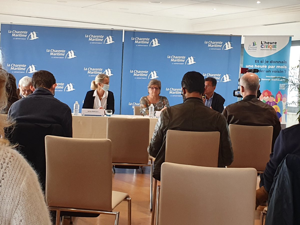 SMarcilly's tweet photo. Et si j'offrais une heure de mon temps chaque mois pour aider un voisin ? Lancement ce matin à la Maison de la #CharenteMaritime 
de l'Heure Civique #charentaisemaritime 
avec Michel Doublet, Président de l'@17AMF, Dominique Rabelle &amp; @AtanasePerifan créateur de @VoisinSolidaire https://t.co/1aYO4FkagV