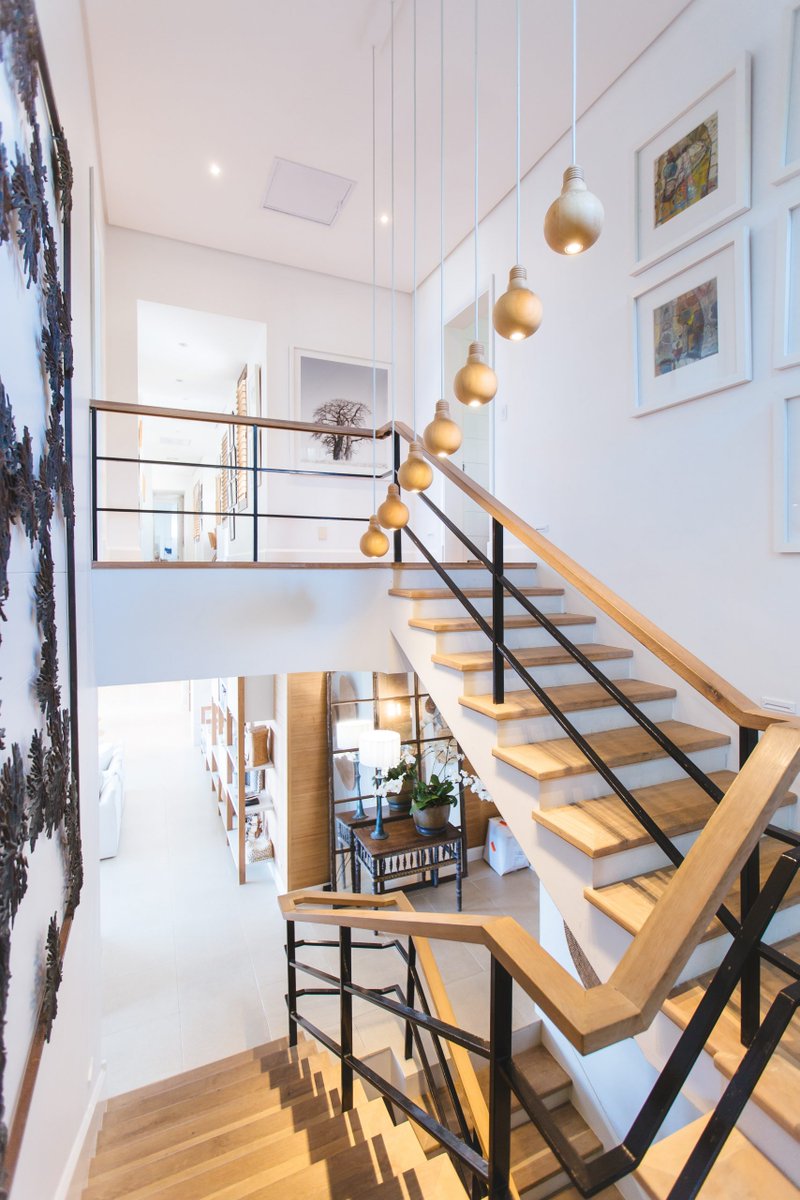 Maison_blog's tweet photo. Quelle couleur pour une entrée avec un escalier en bois ? - https://t.co/dMYSmILtGm https://t.co/mUeoNQIvho