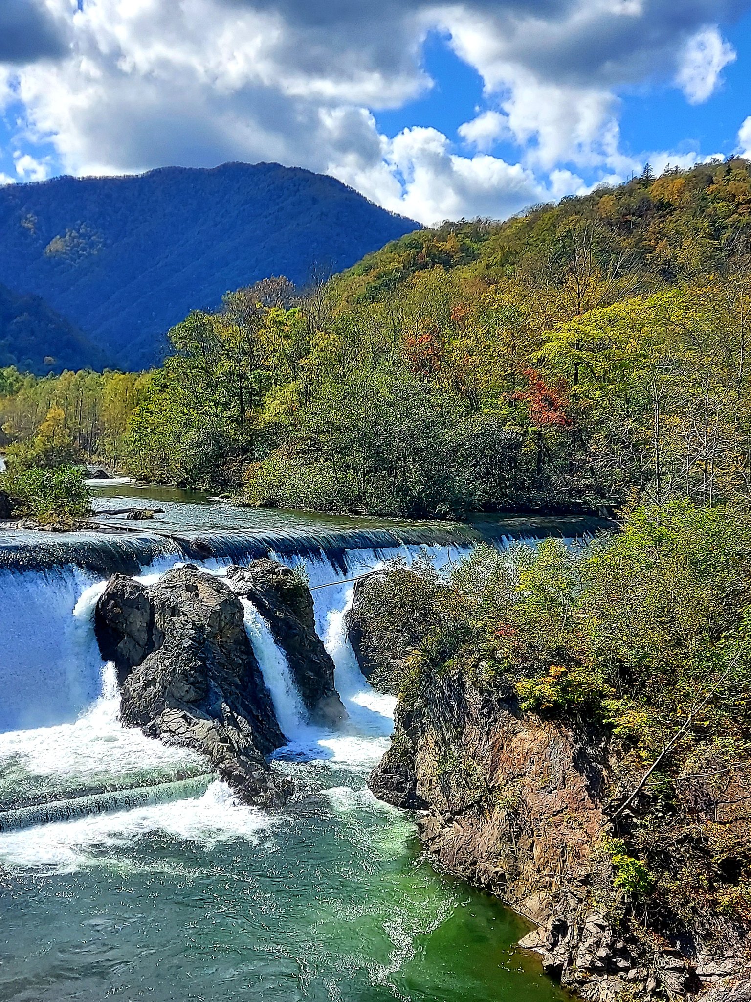 Taka 札内川の清流を集め10メートルの落差で豪快に流れ落ちる ピョウタンの滝 語源はアイヌ語で 小さな砂利の多いところ という意味の ピヨロ コタン とされる ヒョウタン から転じたという説もある 付近に ピョウタン沢 と呼ばれる