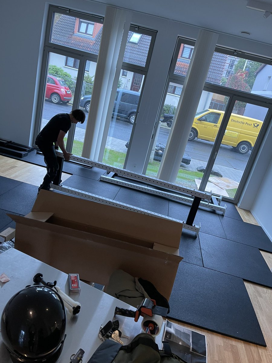 Goeerki's tweet photo. Yeah, gerade wird mein neues „Office-Gym“ montiert, wer hat Bock auf Personal Training in Berlin?😛
#gymtime #holdstrong https://t.co/YZRM8nI3rJ
