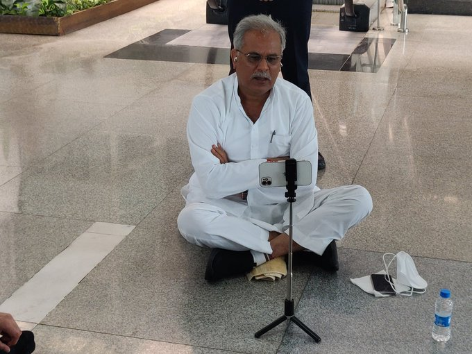 timesofindia's tweet photo. Chhattisgarh CM sits on dharna at airport; 'video' of Lakhimpur incident goes viral: Key points https://t.co/m7O6gVkvUU https://t.co/R51K9aVjZW