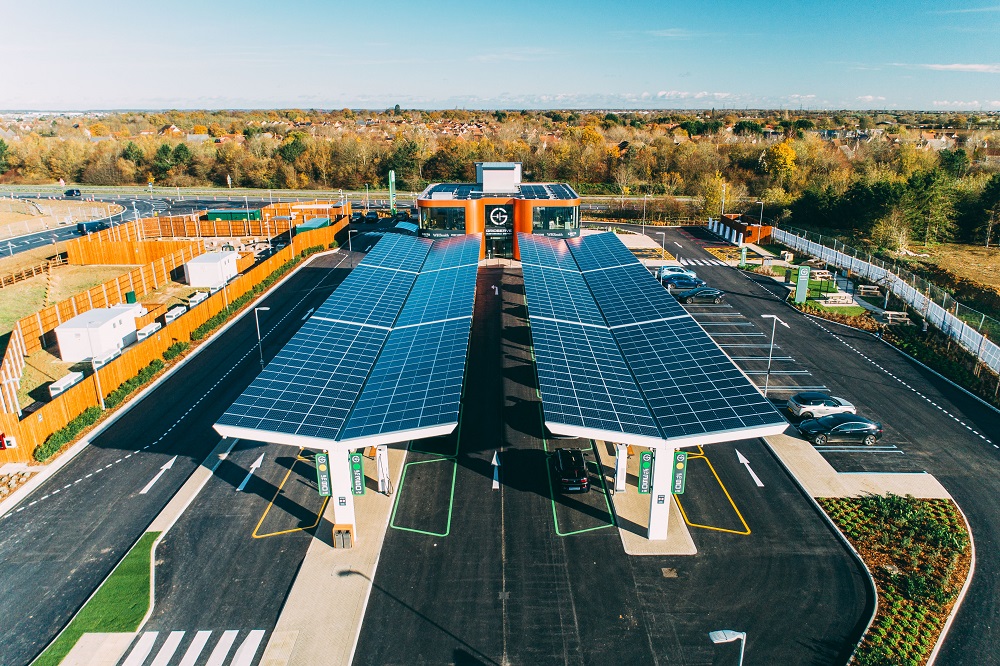 GRIDSERVE_HQ's tweet photo. With charging infrastructure that delivers fast, reliable &amp; simultaneous power for up to 36 cars at 24p/kWh, our Electric Forecourt® in Braintree is the first of its kind. 

It’s also just 1 of 100 currently in development across the UK.⚡ https://t.co/zeNUIgl4Gi