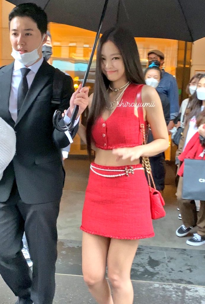 stillkimseokjin's tweet photo. THEY ARE THE MAIN EVENT ✨

JENNIE FACE OF CHANEL
#JENNIEChanelPFW https://t.co/g31pl0ur6N