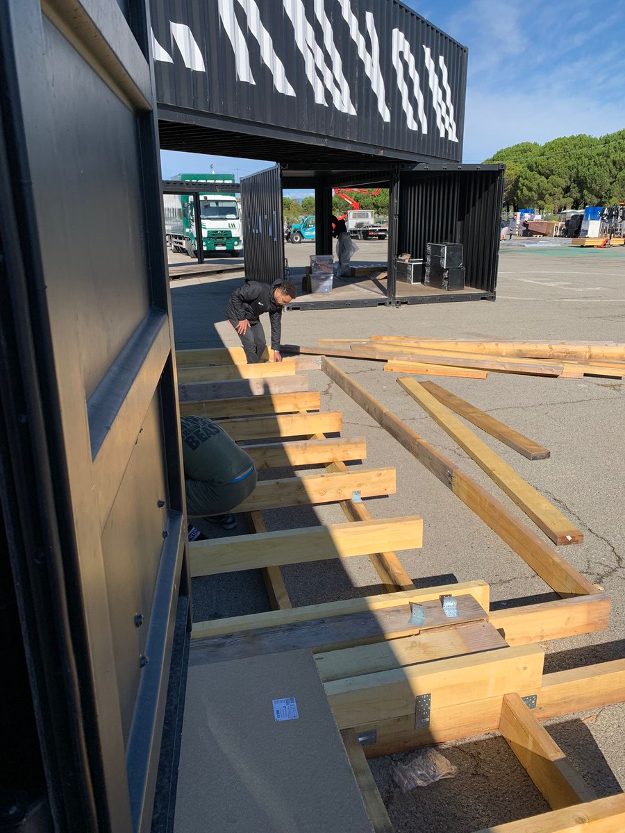 Après la pluie vient le beau temps! Petit à petit, notre stand au <a href="/RocdAzur/">Roc d'Azur CIC</a> prend forme! Plus que 2 jours!