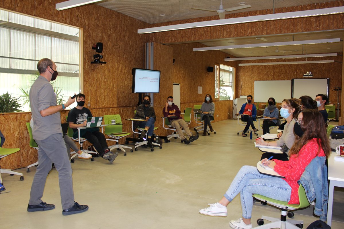 ICTA_UAB's tweet photo. Today, in the #TrainingWeeks, #ICTA_UAB researchers @estevecorbera & @jordihoney offer a workshop on Research Design to guide students through the logic of research enterprise, & provides them with the analytical, methodological, technological tools necessary to conduct research. https://t.co/exEALQKLzn